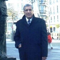 Frente a una escultura de Federico García Lorca en Madrid, España